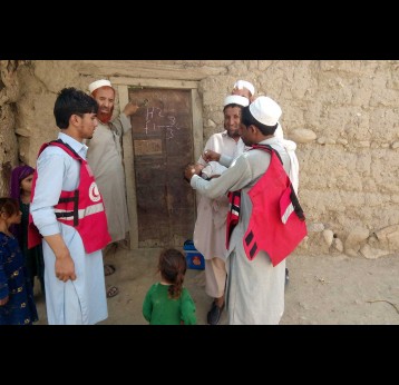 Afghanistan Red Crescent Society health worker vaccinates child in conflict-affected Kunar province 2019/IFRC