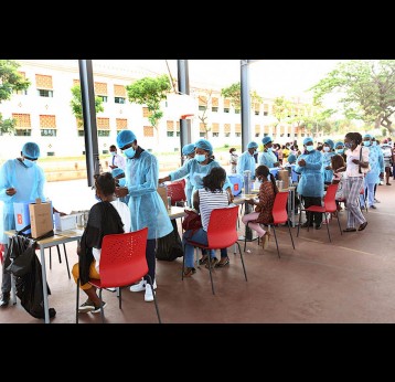 A vaccination session gets underway at the “Paz Flor” Tourist Complex, Luanda’ – Credit: Gaspar Micolo
