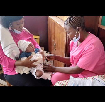 Charlotte a emmené son bébé se faire vacciner contre la poliomyélite à l'hôpital baptiste Etoug-Ebe de Yaoundé. Crédit : Nalova Akua