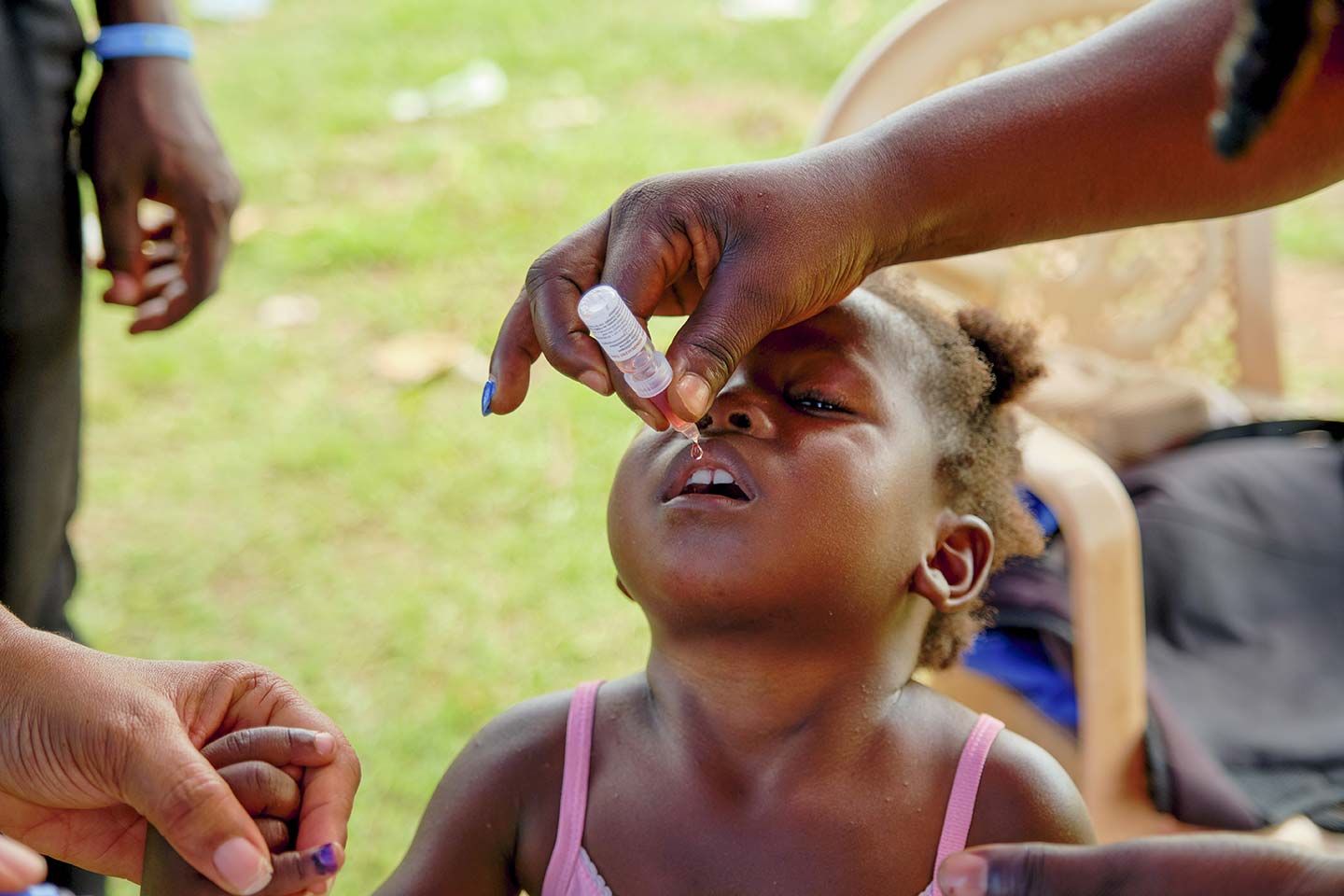Un enfant reçoit le vaccin contre la polio à Sempoa, dans la région orientale, le 8 octobre 2020. ©UNICEF/ANNANKRA