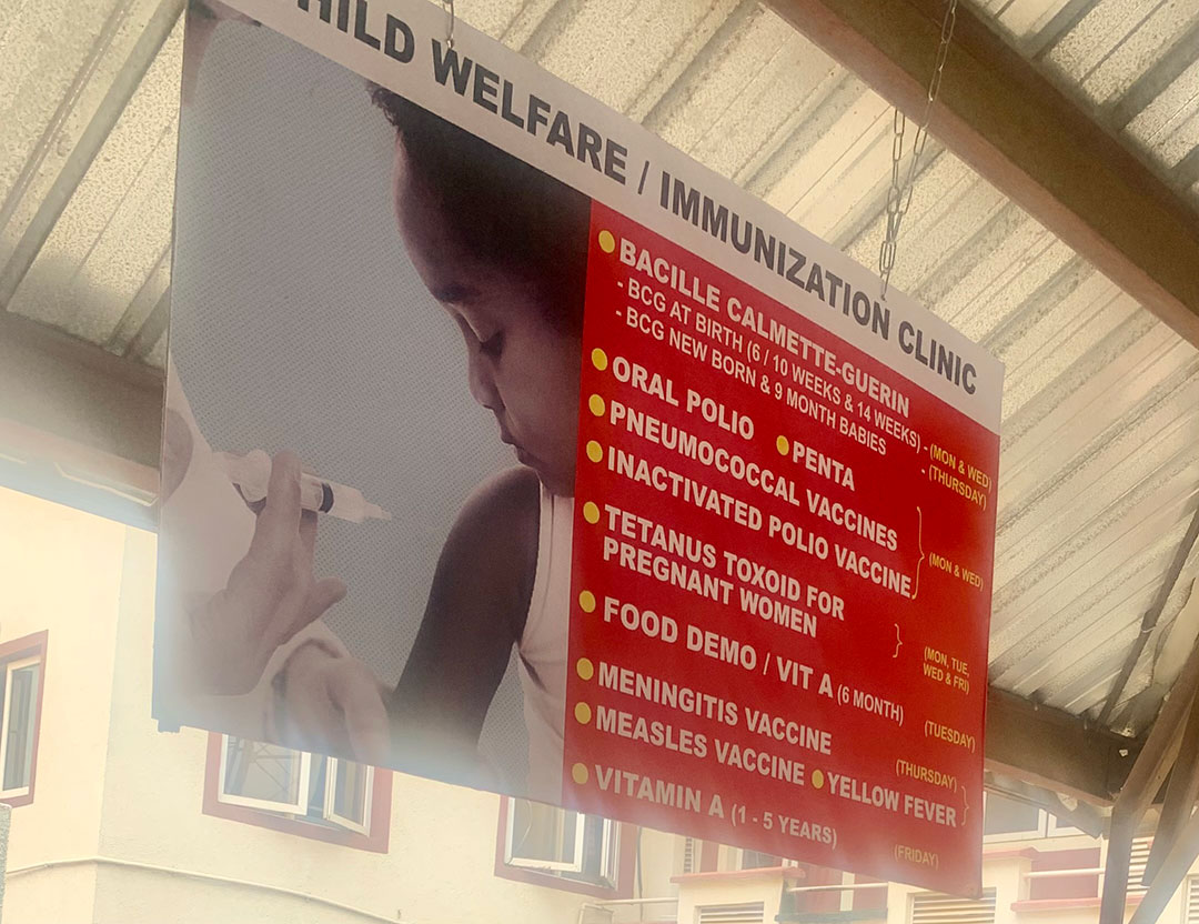 Bannière de la clinique de vaccination à l'hôpital général d'Ikorodu. Photo credit: Adesewa Adelaja