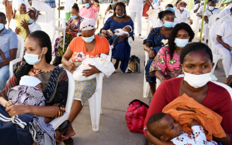 Mères attendant de faire vacciner leurs bébés, à Ouidah. Crédit : G.F.A.