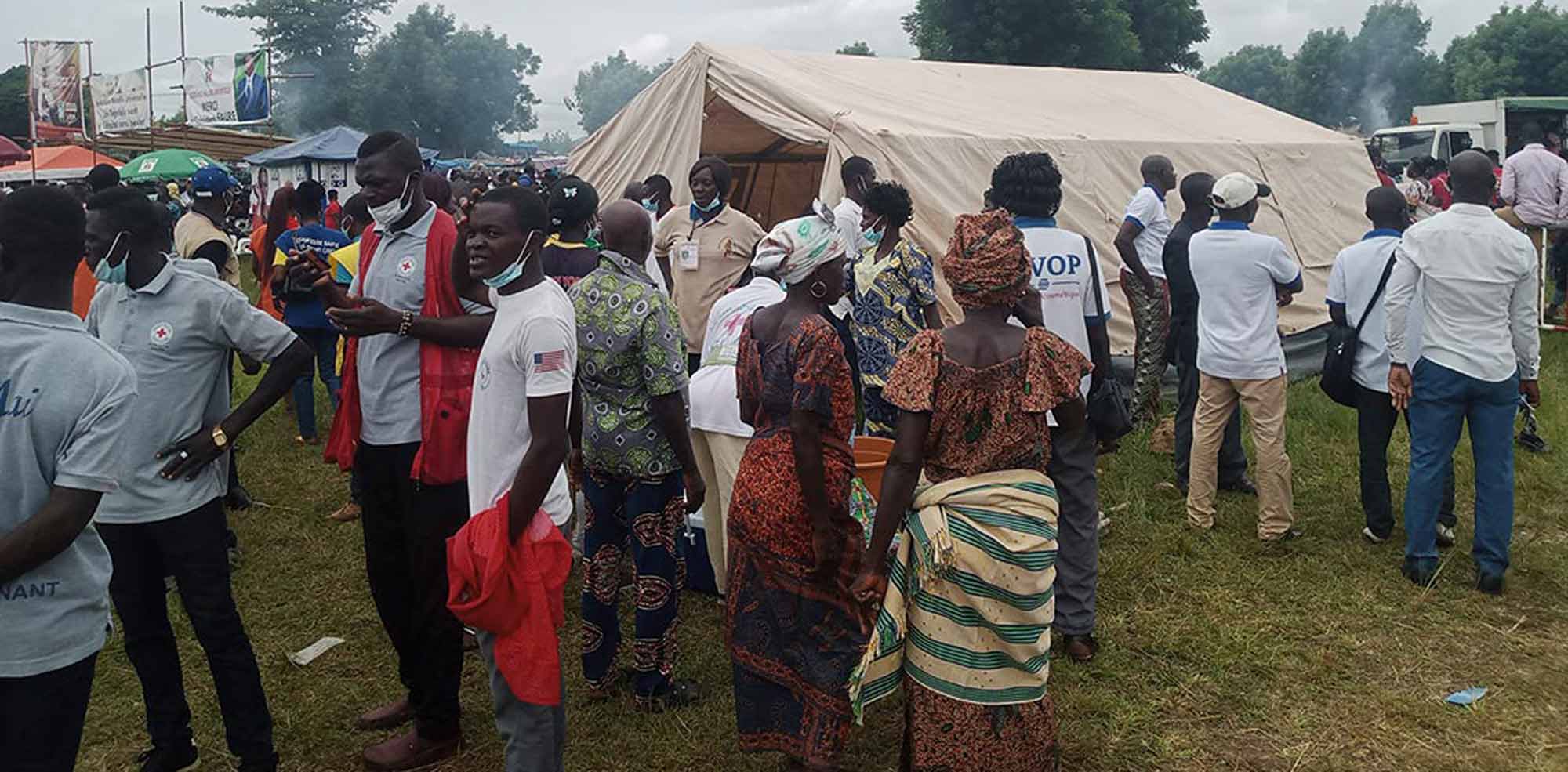 Foule de plus en plus dense attendant d'être vaccinée contre la COVID-19 aux Evala, fête traditionnelle dédiée à la lutte. Crédit : Nephtali Ledy.