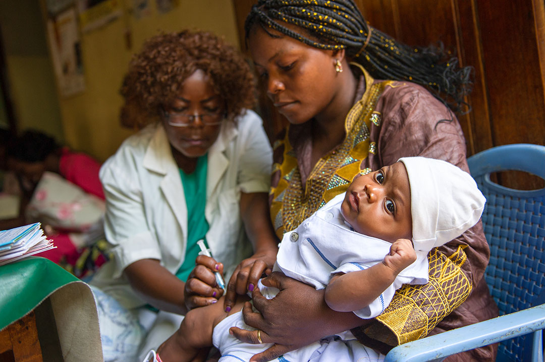 Nurse Madelein Semo vaccinates a young baby at the Ngbaka health centre in Kinshasa, Democratic Republic of the Congo. Credit: Gavi/Phil Moore