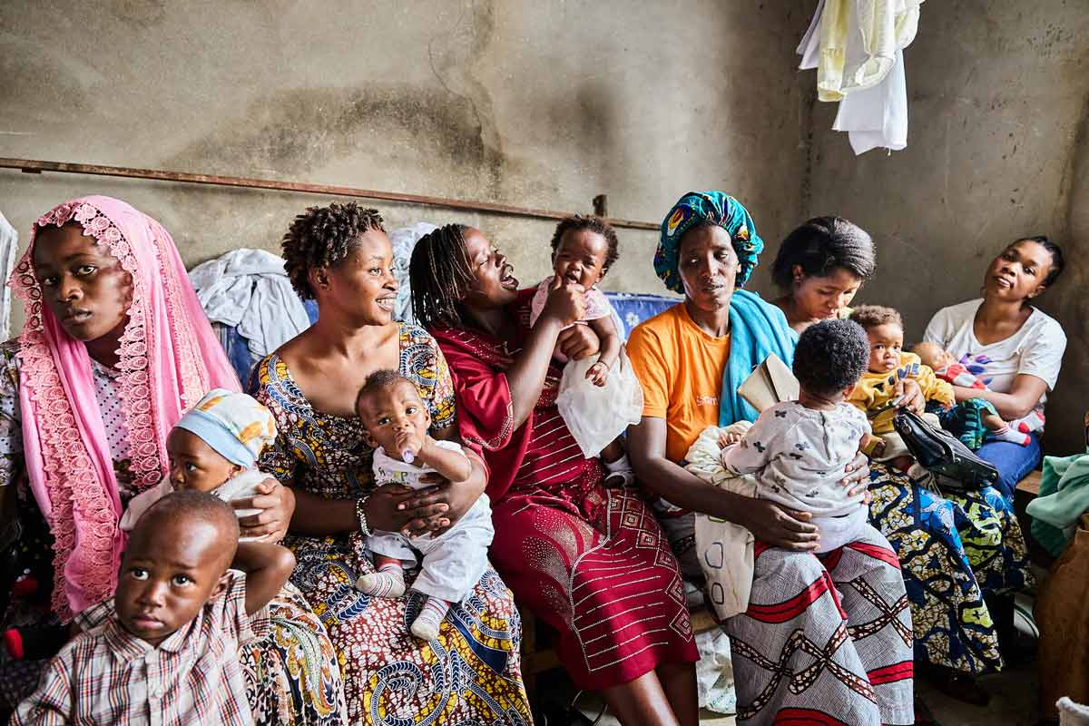 Des mères et leurs enfants attendent pendant une séance de vaccination dans le camp de Kanyaruchinya, en République démocratique du Congo. Crédit : Gavi/2024