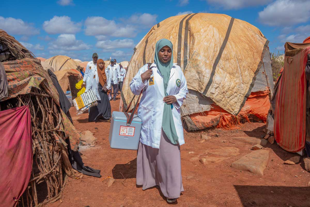 A health worker carrying vaccines in a cold box in Somalia. Credit: Gavi 
