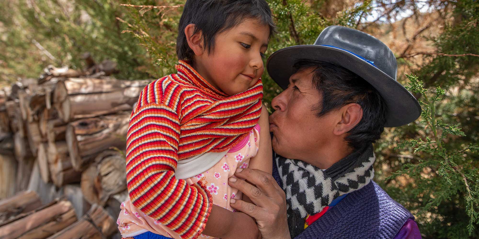 Teodoro Martin Laruta Limachi, 43 ans, pêcheur et son enfant Teo Laruta, 6 ans, qui a désormais terminé tout le calendrier de vaccination et reçoit un rappel contre la rougeole. Gavi/2023/Sara Aliaga Ticona