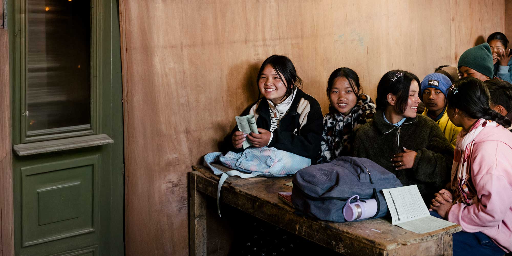 Des filles reçoivent des informations sur le vaccin contre le VPH à l’école secondaire Annapurna, à Manang, au Népal. 2025/Nanna Heitmann