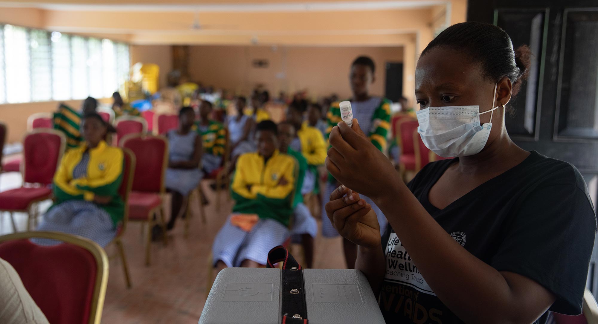  Un personel de santé se prépare à vacciner un étudiant à Adukrom dans la région de l'Est, au Ghana. Gavi/2022/Nipah Dennis