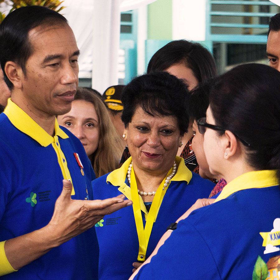 The author discusses the campaign with President Widodo. Photo: Ardiles Rante /Gavi.