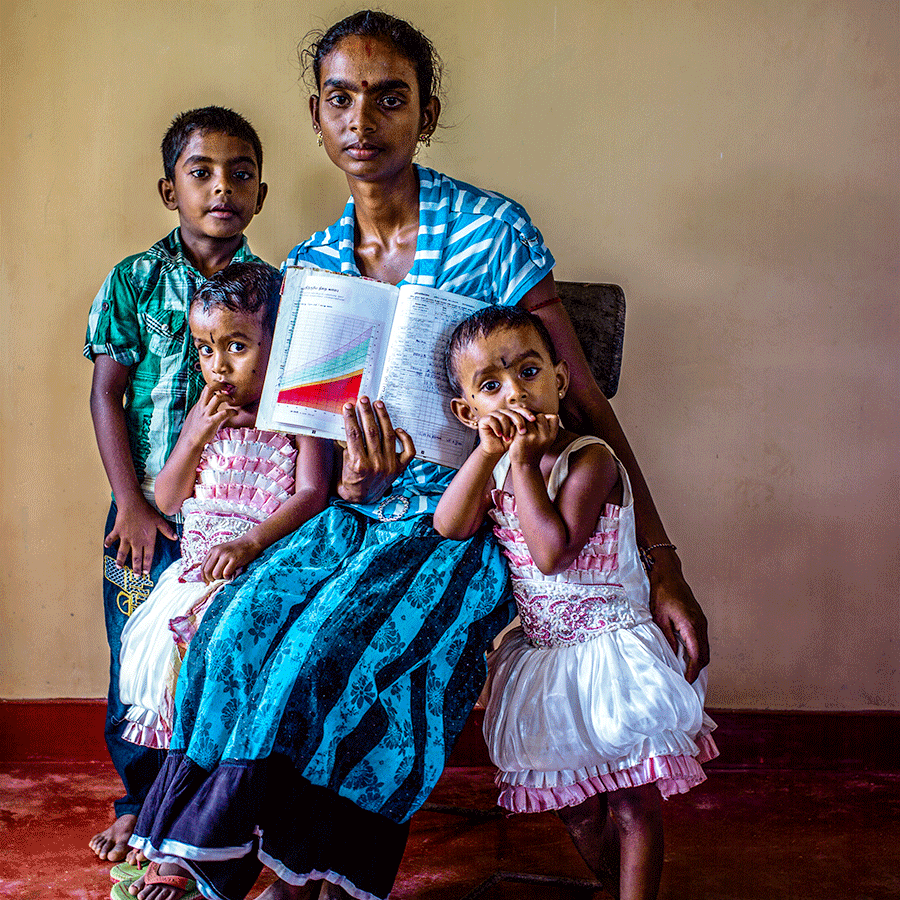 Une mère tenant les carnets de vaccination de ses enfants. Photo : Gavi/Mithra Weerakone