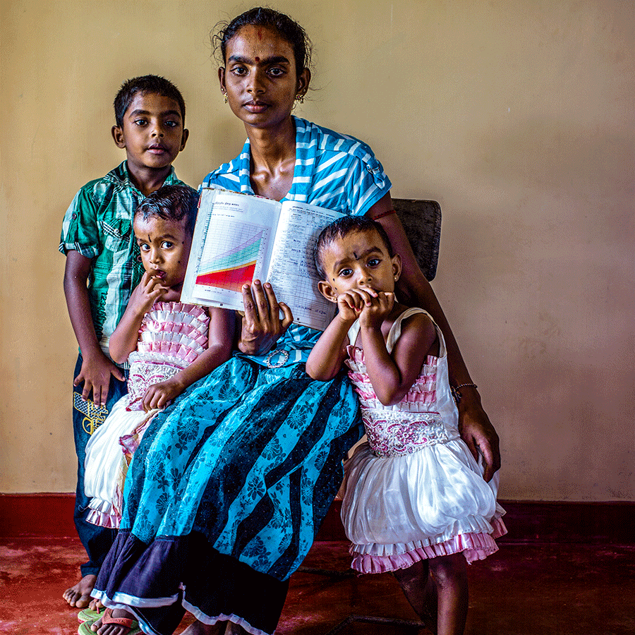 Une mère tenant les carnets de vaccination de ses enfants. Photo : Gavi/Mithra Weerakone
