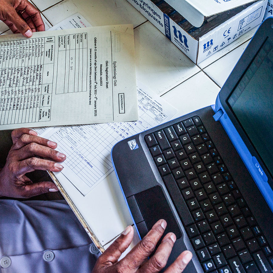 La technologie permet d’uniformiser le niveau d’information de tous les niveaux du système de santé. Photo : Gavi/Mithra Weerakone