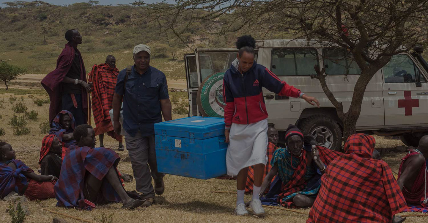Bakari Shemagembe, assistant du médecin agrée local, et son équipe, installant la tente de vaccination. Crédit photo : Gavi/2018/Hervé Lequeux. 