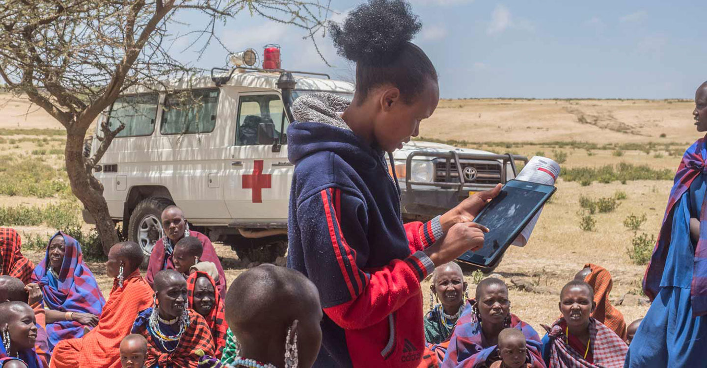 La tablette affiche les documents médicaux de mères et leurs enfants. Crédit photo : Gavi/2018/Hervé Lequeux.