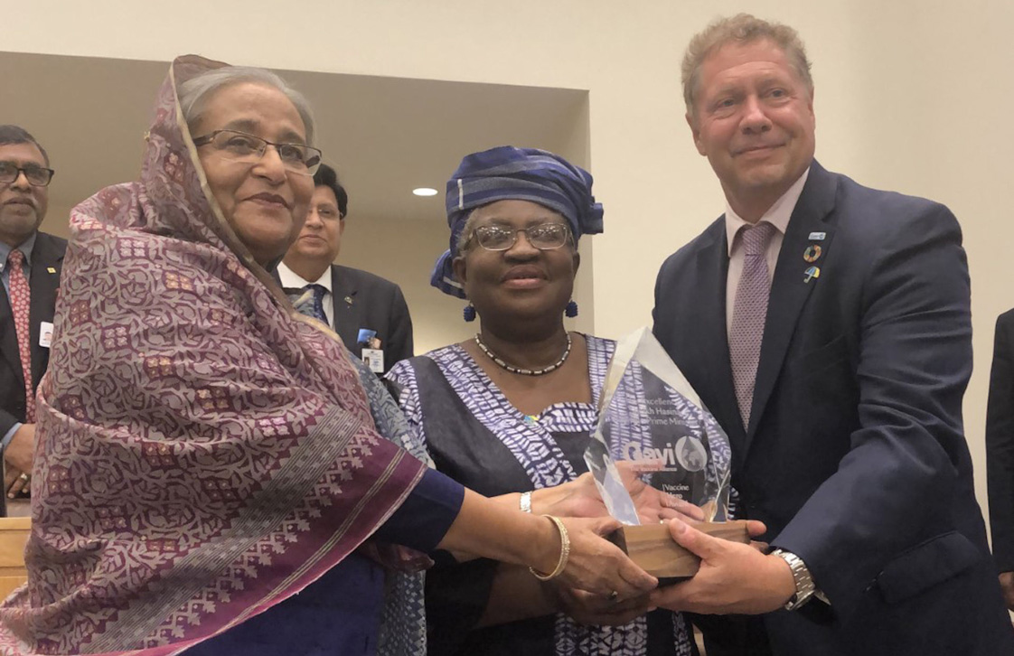 H.E. Sheikh Hasina receives the Vaccine Hero Award