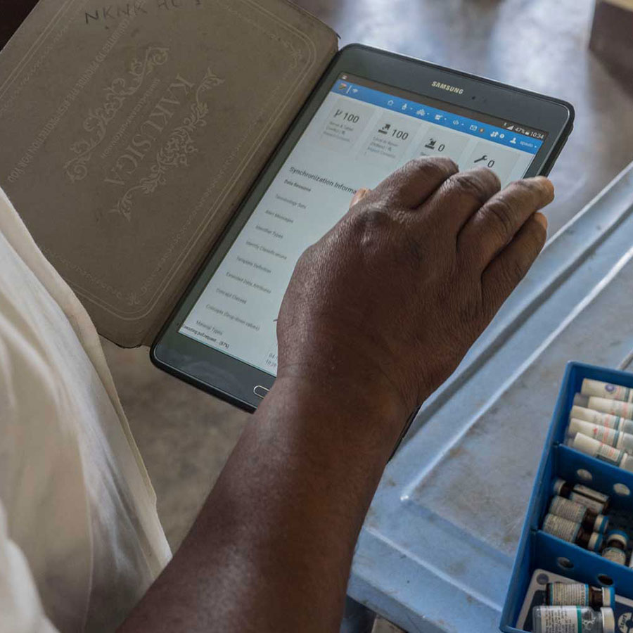 Le système sur tablette à l'essai dans 1 279 centres de santé en Tanzanie. Crédit photo: Gavi/2018/Hervé Lequeux