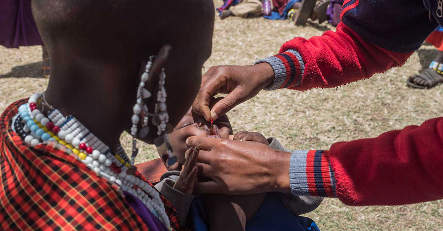 Un enfant Masaï, souvent invisible pour les professionnels de santé, reçoit un vaccin. Crédit photo : Gavi/2018/Hervé Lequeux.