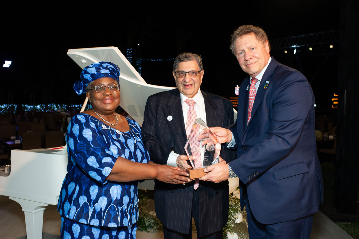 Dr Ngozi Okonjo-Iweala, Gavi Board Chair, and Dr Seth Berkley, Gavi CEO, present Dr Cyrus Poonawalla with the inaugural Vaccine Hero award at Gavi’s mid-term review in Abu Dhabi. Credit: Gavi/2018/Oscar Saykens.