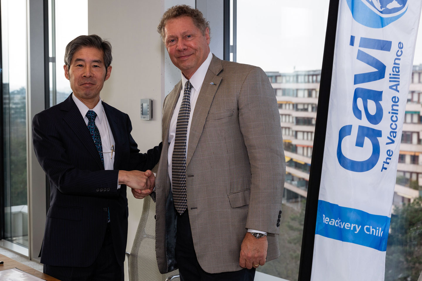 Gavi CEO Dr Seth Berkley (right) and H.E. Ambassador Ken Okaniwa, Japan’s Deputy Permanent Representative to the United Nations and other international organisations in Geneva, during the signing. Credit: Gavi/2018/Isaac Griberg.