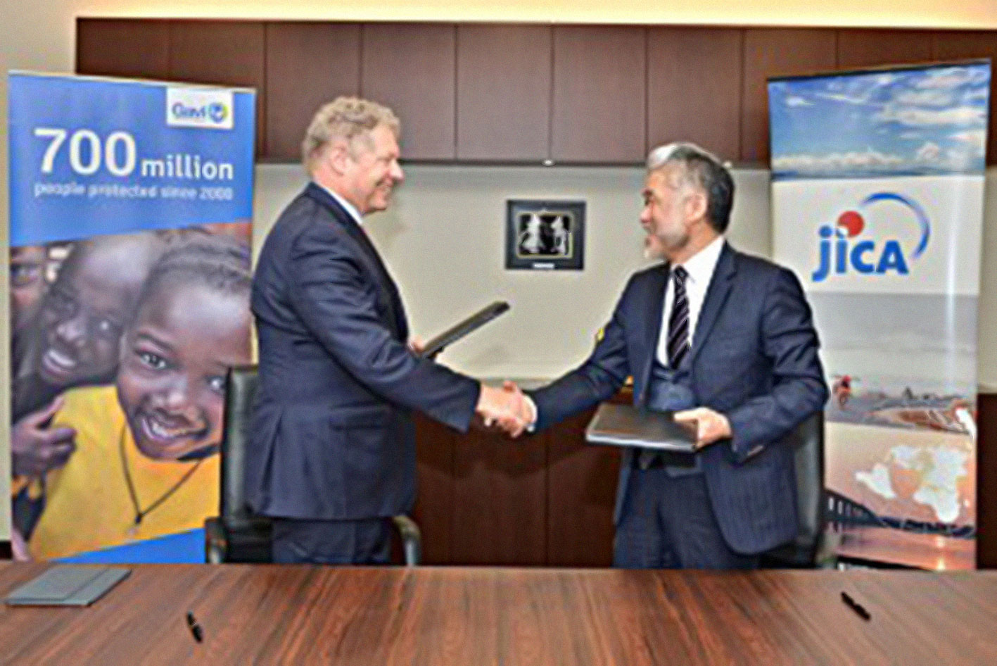 Dr Seth Berkley and Dr Takao Toda following the signing of the new Memorandum of Cooperation between Gavi and JICA. Credit: JICA/2019.