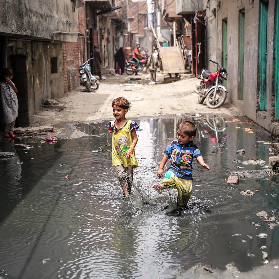 Children play in sewer water in Bund Road slum Lahore, Pakistan. Credit: Gavi/2017/Asad Zaidi