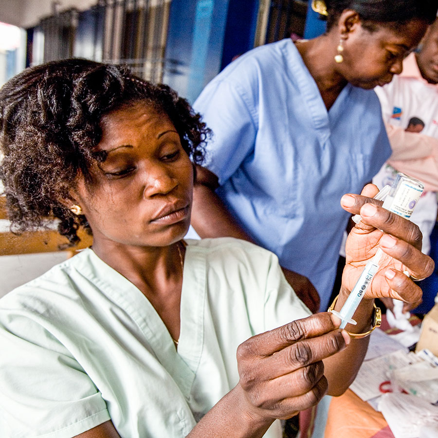 Nurse in DR Congo prepares yellow fever vaccine