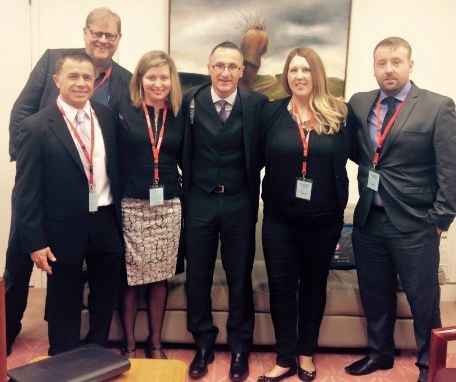 Photo : rencontre au Parlement fédéral avec le sénateur Richard Di Natale, le professeur Robert Booy, expert en vaccination, et les défenseurs de la vaccination, Toni & Dave McCaffery, qui ont perdu leur magnifique fille, Dana, des suites d’une coqueluche en 2009.