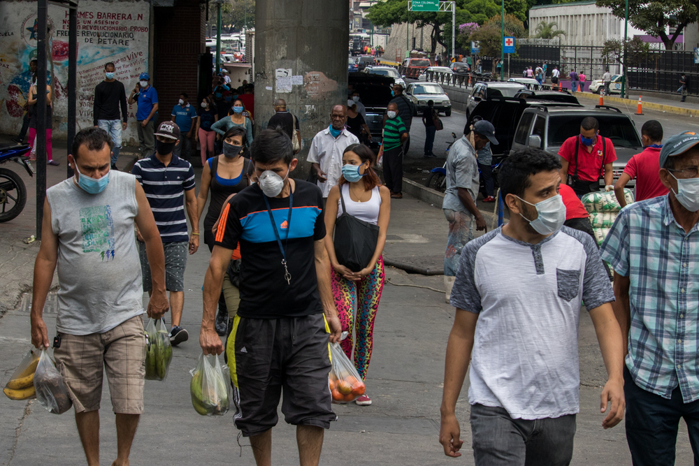 Image from TNH article: Many people, most wearing masks, crowd the streets of Petare in eastern Caracas on 17 March, the day after the government declared a nationwide quarantine to fight the spread of the coronavirus. (Ivan Reyes/TNH) Image from TNH article: Many people, most wearing masks, crowd the streets of Petare in eastern Caracas on 17 March, the day after the government declared a nationwide quarantine to fight the spread of the coronavirus. (Ivan Reyes/TNH)