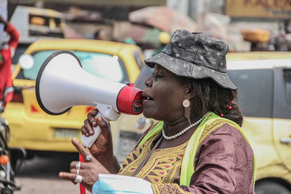 Anny, a UNICEF-supported community outreach worker, is sensitizing people in Kinshasa, DR Congo, to get vaccinated against COVID-19 on August 4, 2022. Credit: UNICEF