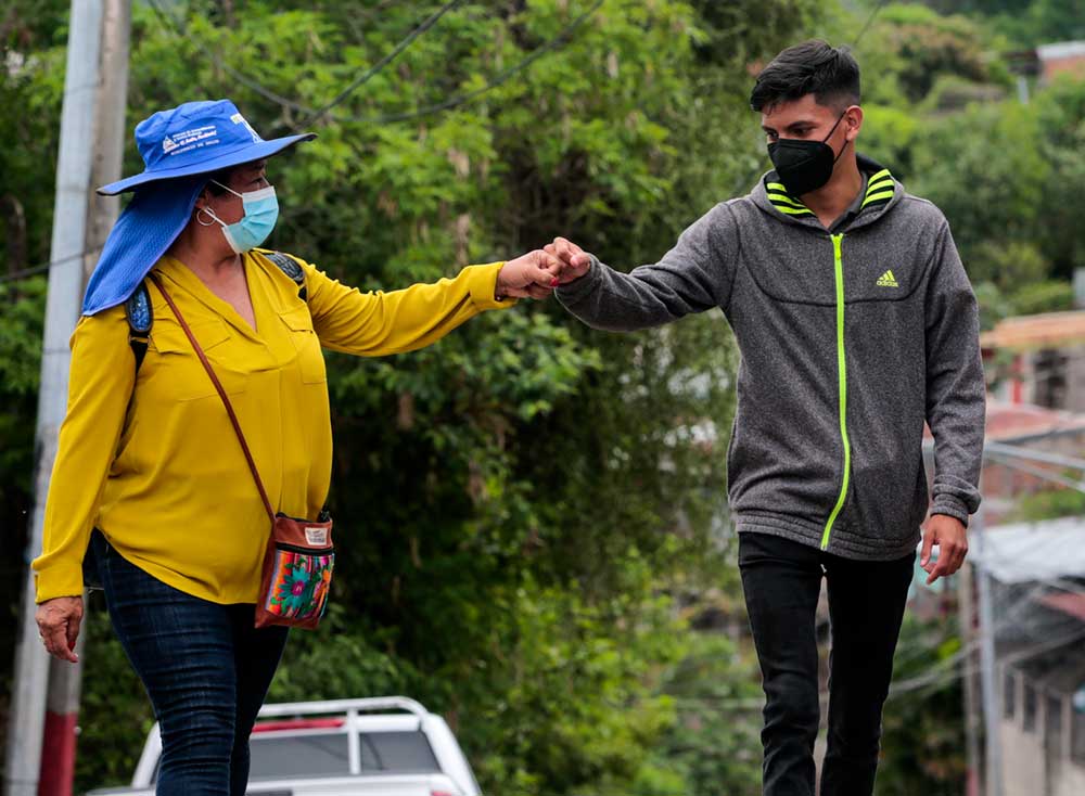 Rosario Suarez. A health brigade from the city of Matagalpa is greeted by her son before visiting families to explain the “Cut the contagion” COVID-19 vaccination campaign. Credit: UNICEF