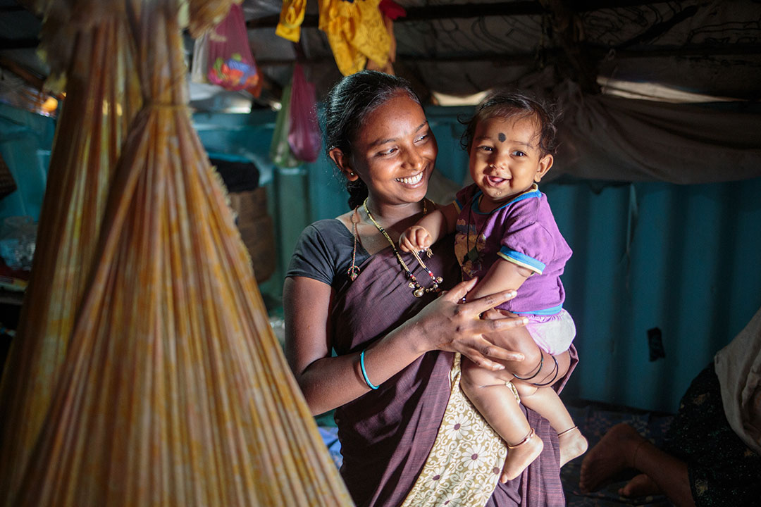Maremme avec sa fille dans la colonie de Hebbal, Bangalore, Inde. Crédit: Gavi/2021