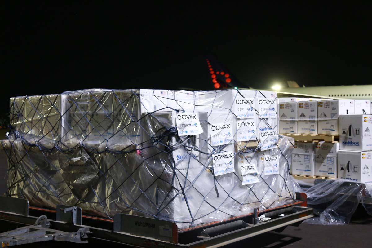 Arrival of COVID-19 vaccines procured by the COVAX Facility arrive at the airport in Kigali, Rwanda on 15 January 2021. A shipment of 1.1 million COVID-19 vaccines to Rwanda included the billionth dose supplied via COVAX. Credit: UNICEF/UN0579052/Kanobana.