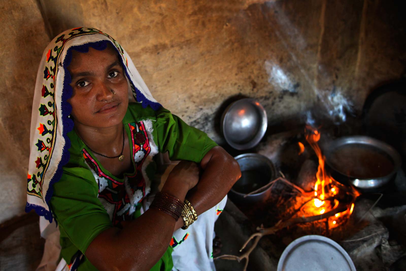 À l’aube, Shankotila Bai, femme agent de santé, prépare un petit déjeuner composé de chapatis pour son mari et ses trois enfants. Dans deux heures environ, elle assurera les besoins essentiels en matière de santé des femmes et des enfants comptant parmi les 2 000 habitants de son village, Mithrio Bhatti, situé dans le district de Thararkar de la province Sindh. UNE