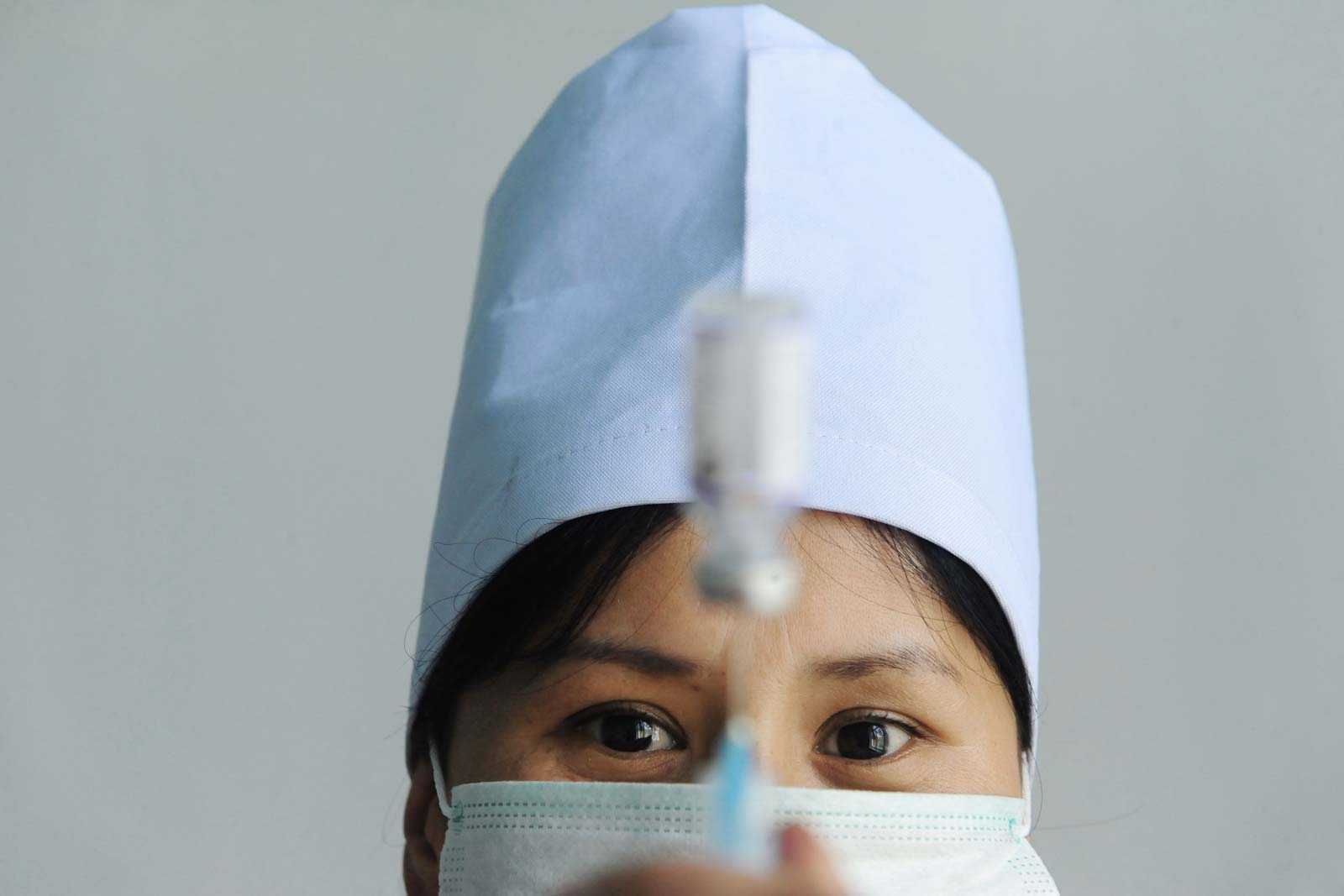   Le facteur géographique ne constitue pas le seul obstacle pour atteindre les enfants. De nombreux médecins et infirmières kirghizes sont attirés par des salaires plus élevés à l’étranger et la possibilité de travailler dans des établissements plus modernes.