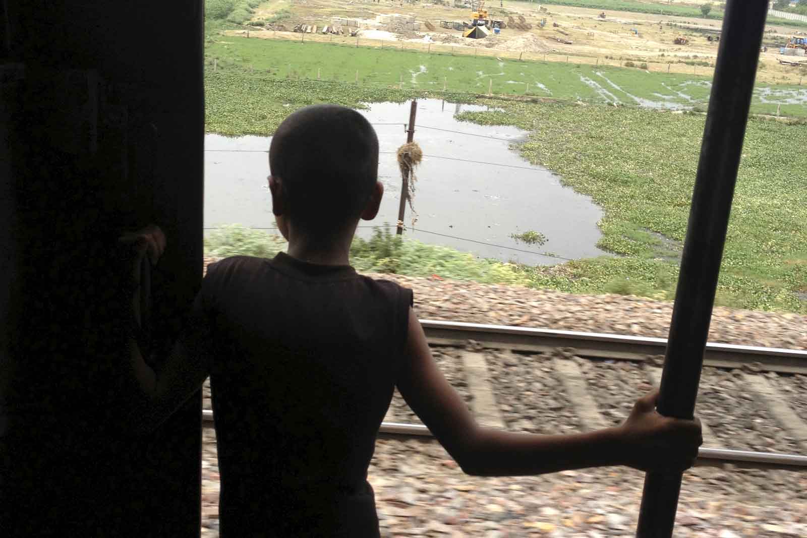   Avec sa vaste population de 103 millions d’habitants et une cohorte de naissance s’élevant à 2,8 millions, le Bihar fait partie des États les plus grands et les plus pauvres de l’Inde. La population migrante y étant également très importante, de nombreux enfants sont toujours en déplacement.
