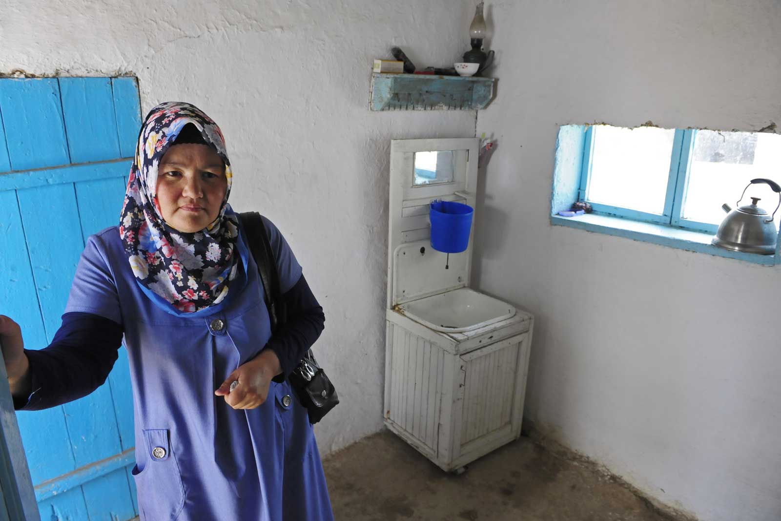  Even the smallest, remotest communities are served by a feldsher / midwife post or a family medicine centre, like this simply equipped one, in Minbulak village, Naryn region. Immunisation services for this community are overseen by family doctor Gul’zat Mamedkazieva.