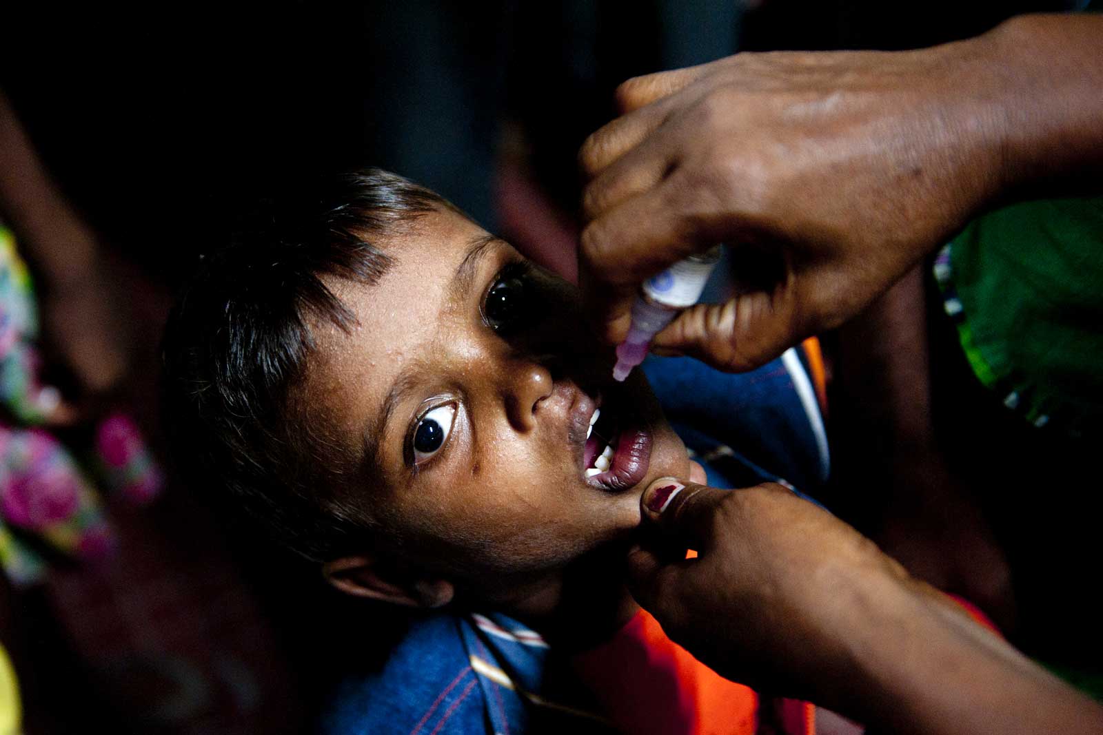   Sunil Kumar reçoit deux gouttes de vaccin contre la polio à la gare de Patna dans l’État indien du Bihar. L’État du Bihar est parvenu à élargir sa vaccination systématique en s’appuyant sur les méthodes novatrices du programme national d’éradication de la polio en Inde. L’Inde n’a recensé aucun cas de poliovirus sauvage depuis janvier 2011.