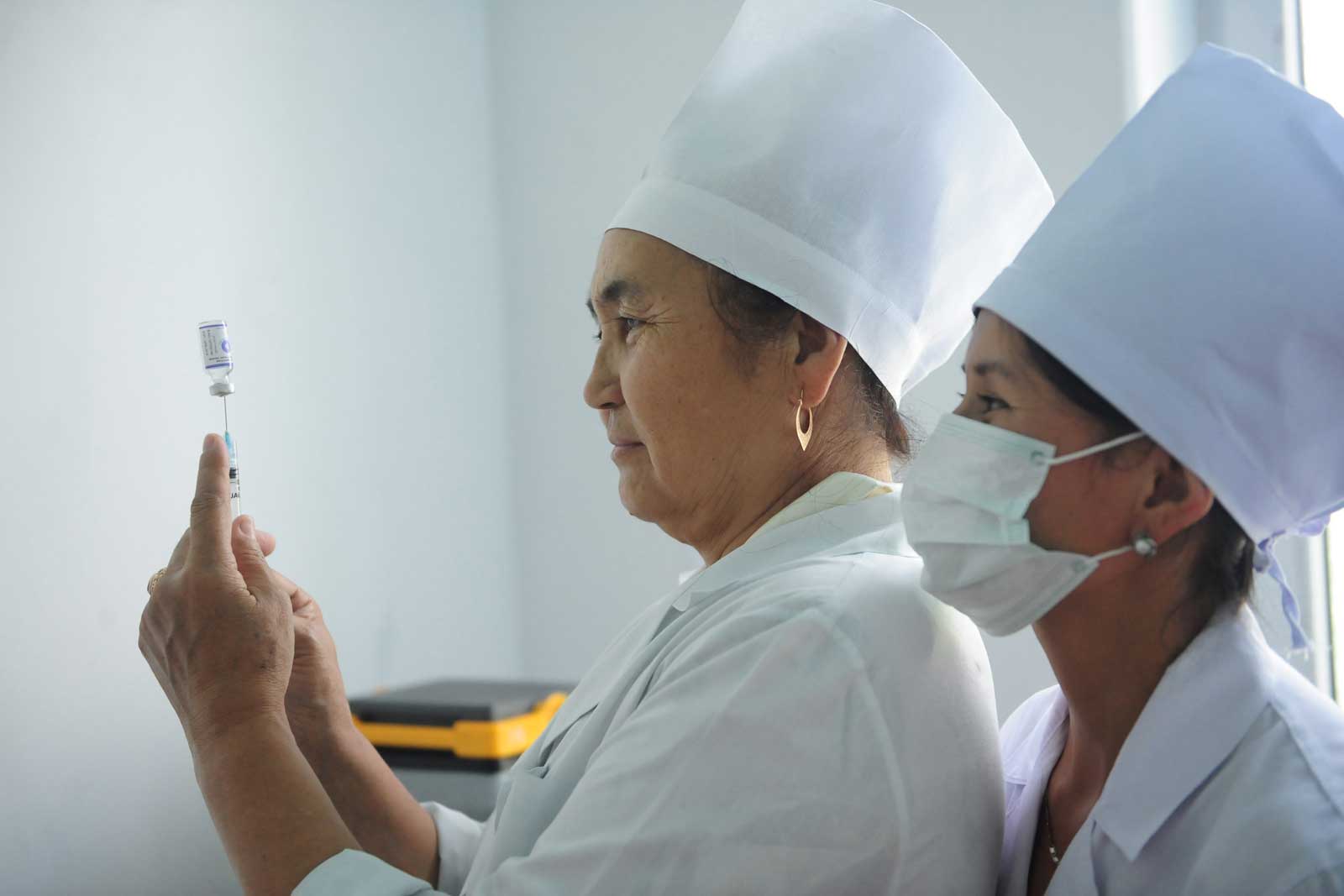  In Nooken, the regional centre of the Naryn Oblast, immunisation nurse Busarakan Myrzalieva trains new staff. Kyrgyzstan has intensified training of health workers following a series of adverse events among vaccinated children due to faulty procedures.