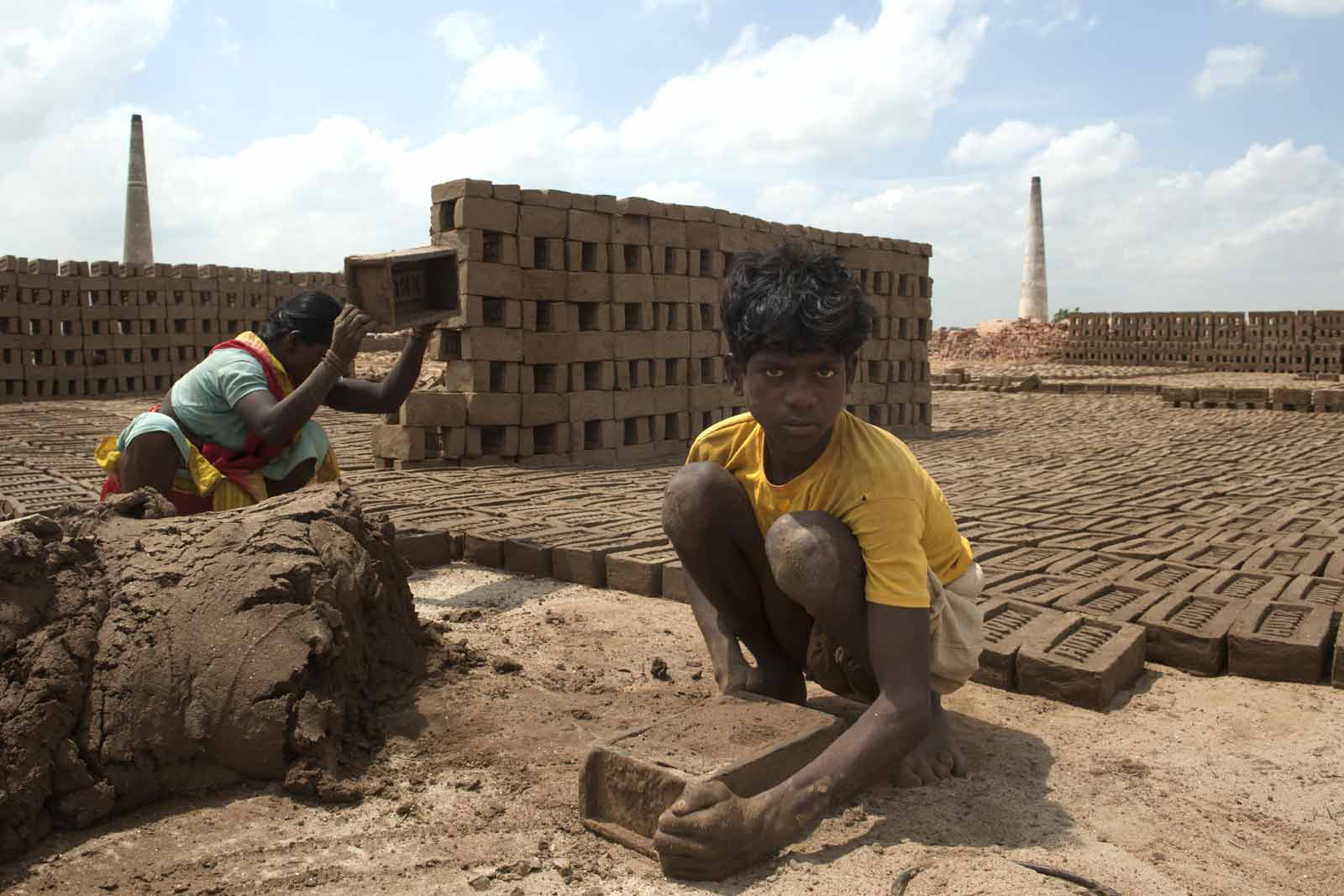 Jeetu Kumar est un travailleur migrant de 15 ans. Il prépare l’une des 500 briques qu’il fabrique chaque jour à la briqueterie Hunk. Celle-ci se trouve à Maner, juste à l’extérieur de Patna, capitale de l’État du Bihar. Les travailleurs comme Jeetu passent sept mois par an dans ces briqueteries avant d’aller chercher un travail saisonnier ailleurs. De ce fait, il est difficile de suivre les enfants et de s’assurer qu’ils reçoivent leurs injections.