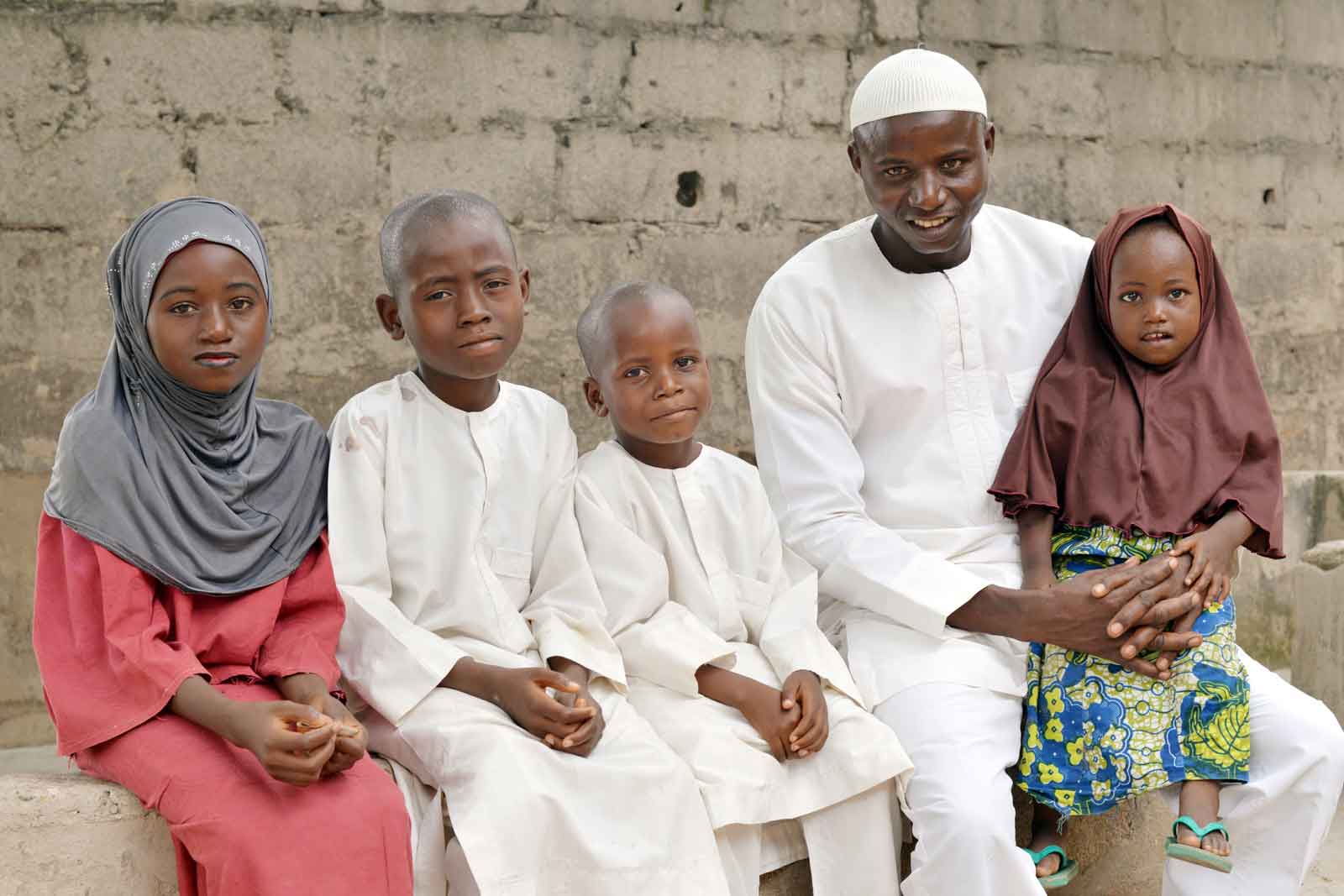   Yusuf Ibrahim, père de quatre enfants et résidant dans l’État de Niger, est désormais un défenseur local de la vaccination. Il avait appris que les vaccins étaient dangereux quand il était enfant. Il a remis en cause ses croyances, il y a dix ans, lorsque sa fille Saratu, maintenant âgée de 13 ans (tout à gauche), a failli mourir d’une pneumonie.
