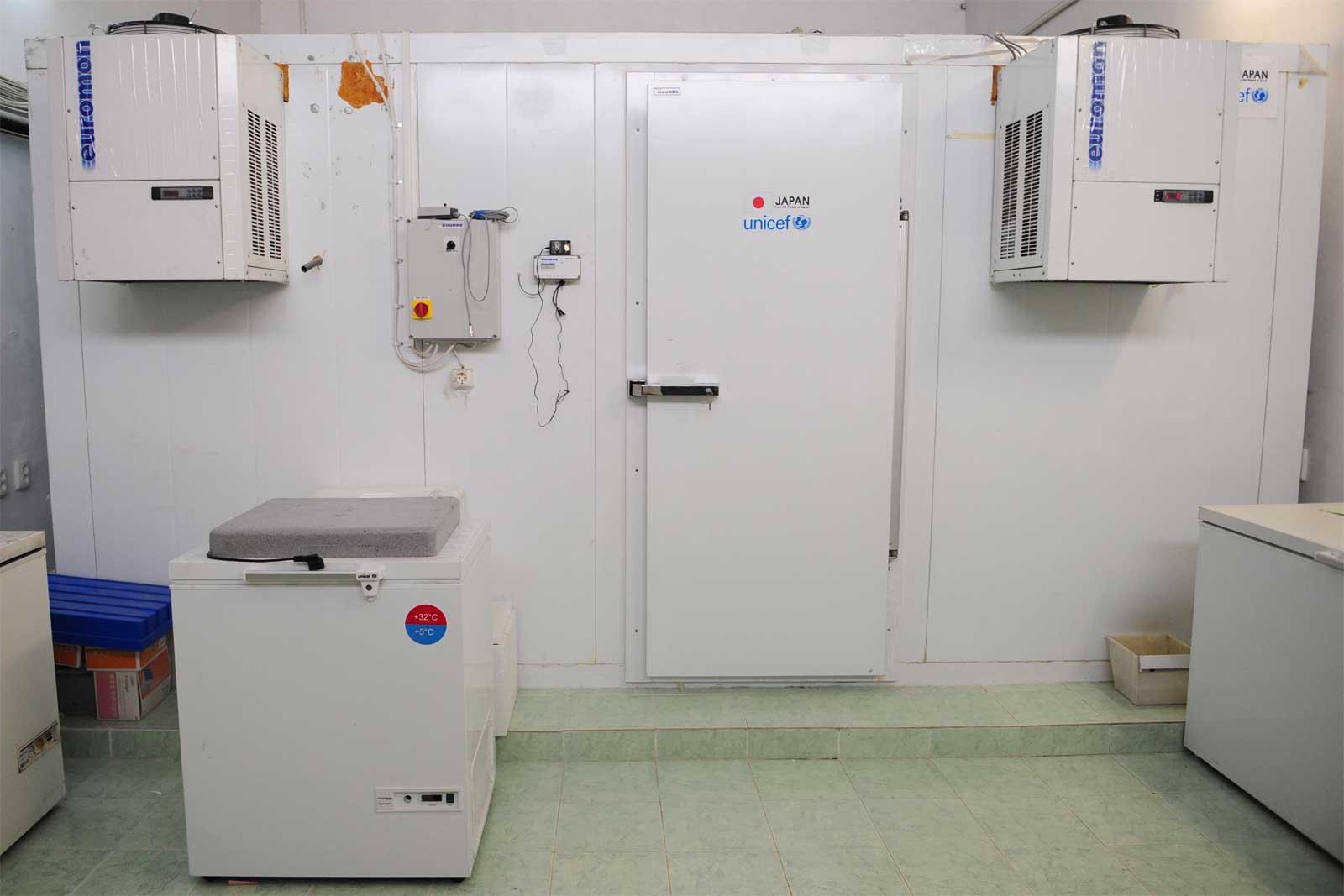  With the help of donors and partners, Kyrgyzstan is improving the way it stores and transports vaccines. The country’s central storage facility at the Republican Center for Immunisation was recently renovated with the help of the GAVI Alliance.