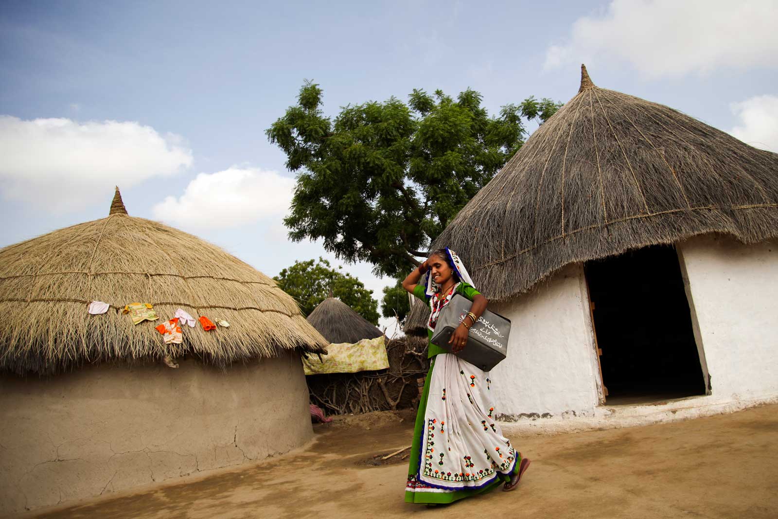  Bai’s daily objective is to visit 8 to 10 families, with priority given to vaccinating all children and mothers who have not been to Mithi for their immunisations. Equipped with a cold box and a medical bag, she will make three stops before lunchtime.