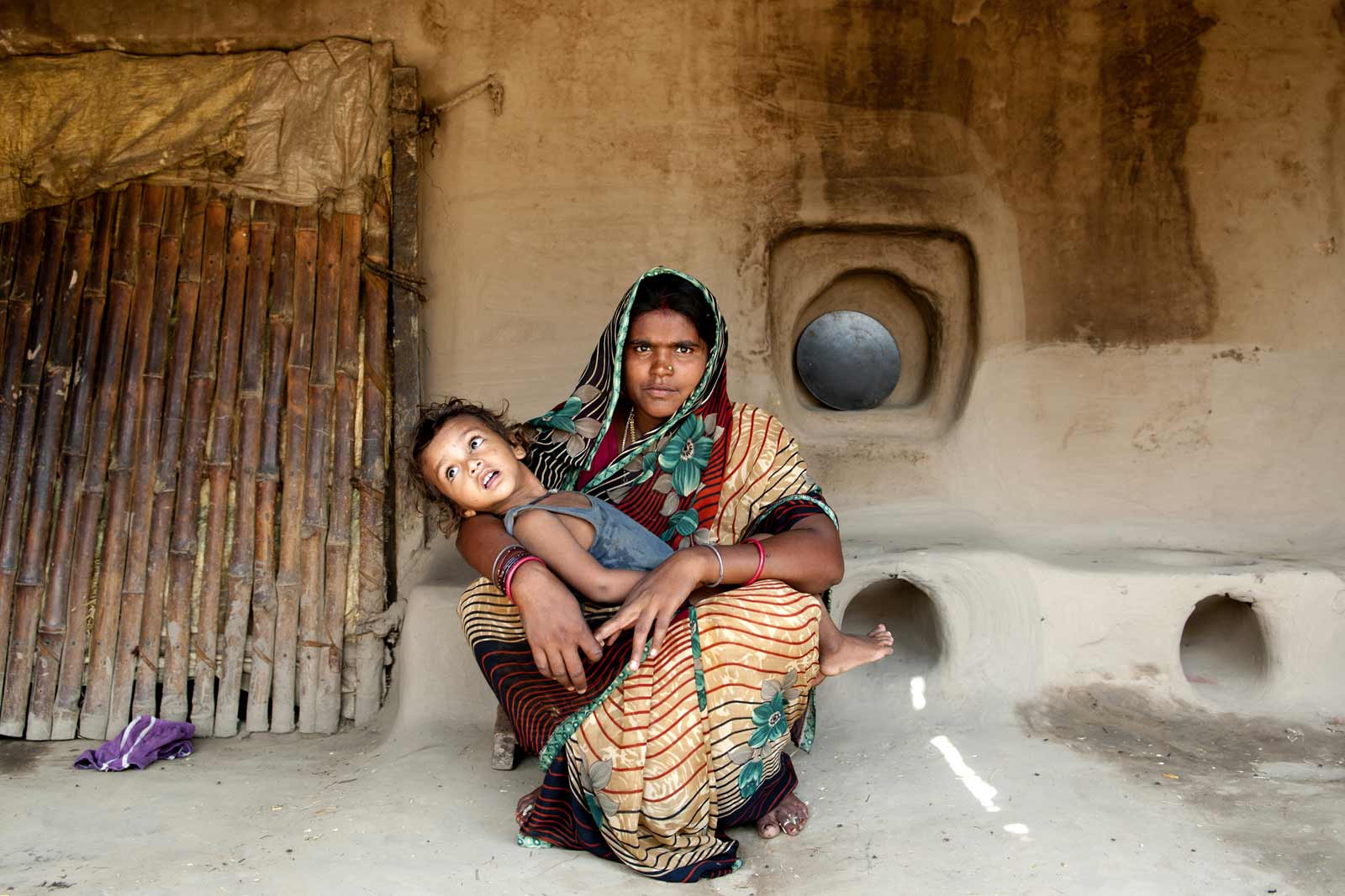 Maya Devi tient son fils de deux ans et demi, Luvkush. Elle vit à Purani Panapur dans le district de Patna de l’État de Bihar depuis dix ans. Situé sur une île au bord des plaines inondables du Gange, les villages comme celui-ci sont des zones sensibles pour les maladies à prévention vaccinale.