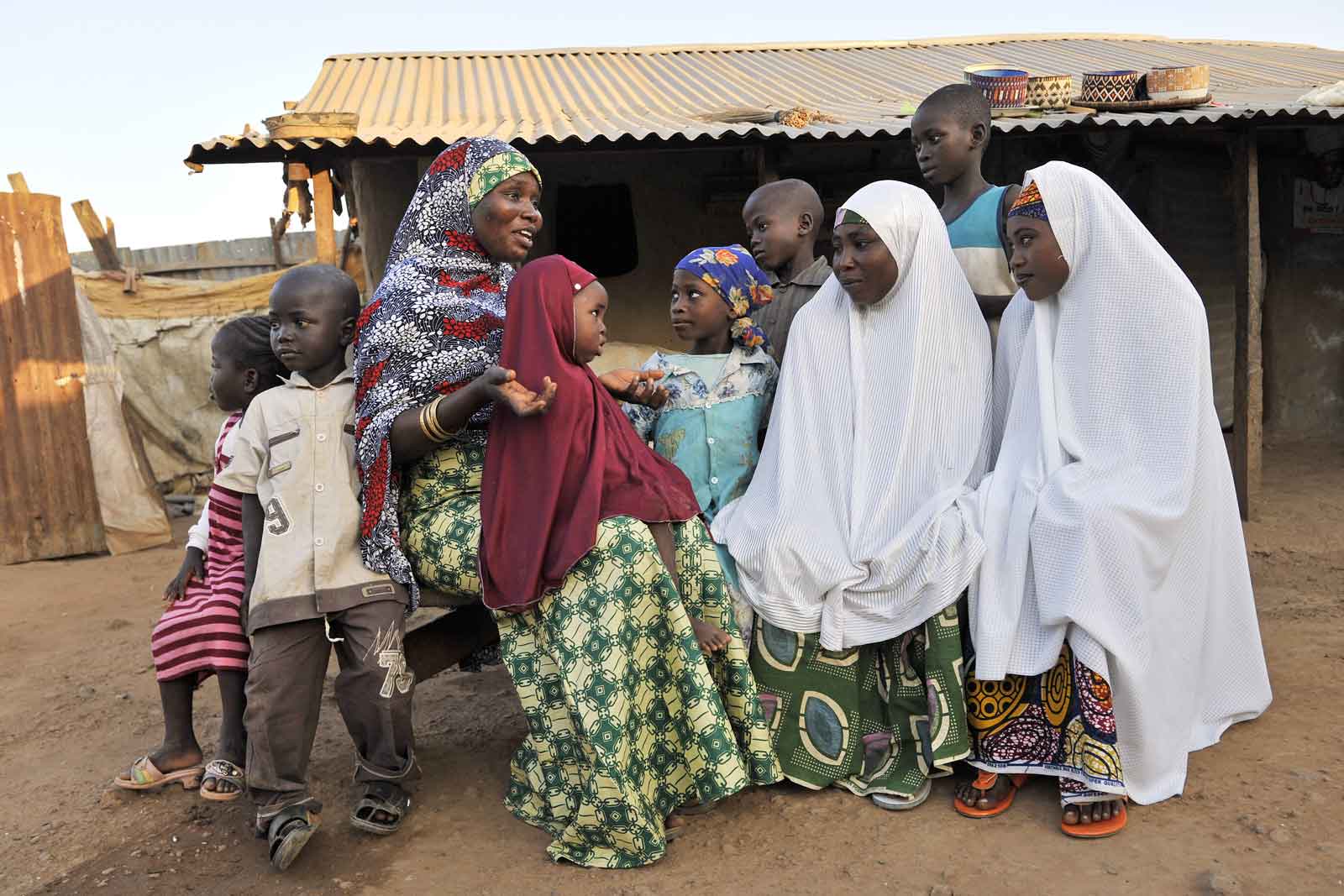  Maryam Salihu Maaji (à gauche) qui joue un rôle influent dans la communauté et qui vit à Damangaza Angwahausa, à la périphérie d’Abuja, aide à coordonner les activités destinées à élargir la couverture vaccinale. Ici elle parle de vaccination et de problèmes de santé avec les mères de la région.