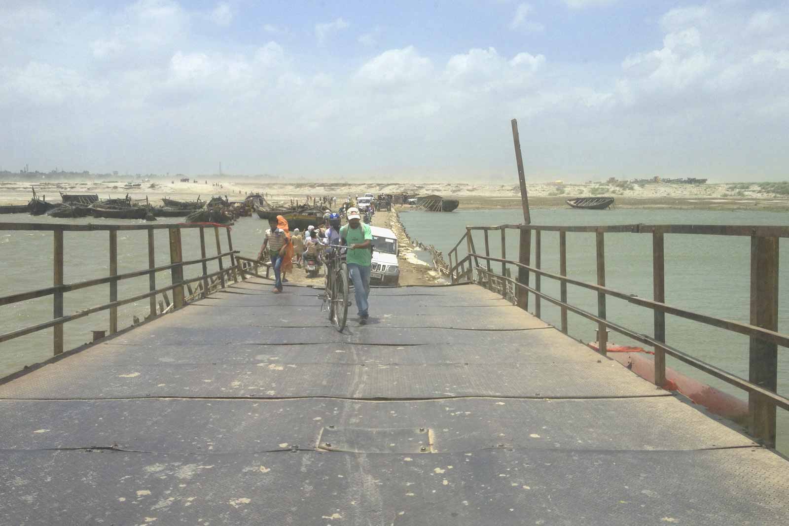  During the rainy season even the ancient steel pontoons are unable to reach dry land, leaving residents of island villages, like Purani Panapur cut off. During this time the only option is by boat. From the mountains in the north to the floodplains in the south, many parts of Bihar are hard to reach to deliver vaccines.