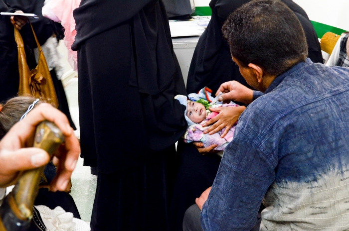 Chaque jour, une centaine d’enfants sont vaccinés au centre de santé Al-Zahrawi. C’est plus que d’habitude. Le centre ouvre donc ses portes plus longtemps.