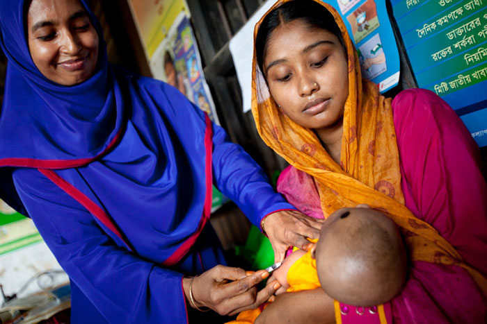 Watched by her 20-year-old mother Akha, three month-old Orpa receives her third dose of pentavalent vaccine.  Purchased with GAVI funding from Unicef, this five in one multivalent offers protection from DTP3, hepatitis B and Haemophilus influenzae type b.