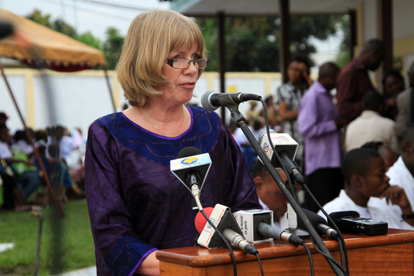 Marianne Flach, représentante de l'UNICEF au Congo souligne le rôle fondamental des parents dans la reconnaissance précoce des signes de la pneumonie. Elle a également recommandé d'emmener immédiatement les enfants malades dans un centre de santé pour que leurs soient délivrés les soins appropriés.  