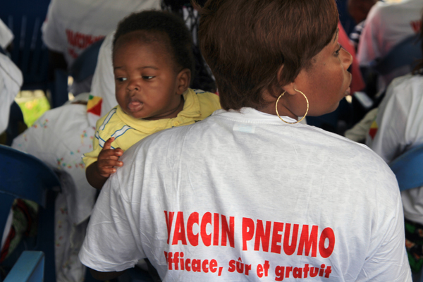 Le soutien de l'UNICEF, de l'OMS et de GAVI Alliance a permis au ministère de la Santé du Congo de former les responsables de santé et les infimiers, à faire face aux défis quotidiens auxquels ils sont confrontés, lors de l'introduction d'un nouveau vaccin.